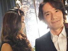 スタジオライブで「奇跡を望むなら…」を収録したあとのJUJU（写真左）とチェリスト・溝口肇（右）。