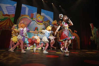 オープニングの衣装は“動物”をテーマにヒョウ、ウサギ、トラなどの柄が盛り込まれたデコラティブなドレス。きゃりー曰く「動物愛護団体の人が見たらボコボコにされそう」とのこと。