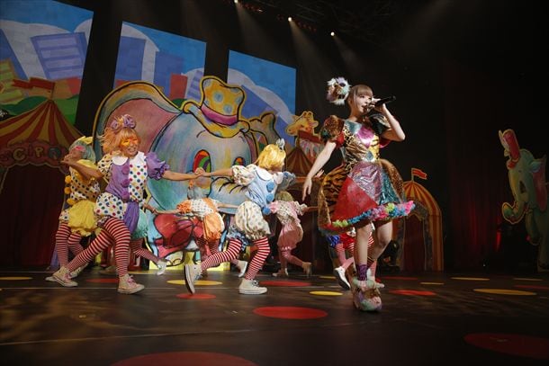 オープニングの衣装は“動物”をテーマにヒョウ、ウサギ、トラなどの柄が盛り込まれたデコラティブなドレス。きゃりー曰く「動物愛護団体の人が見たらボコボコにされそう」とのこと。