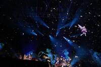 「RGB」の後半で、銀吹雪の中フライングパフォーマンスを展開するきゃりー。