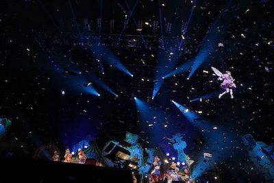 「RGB」の後半で、銀吹雪の中フライングパフォーマンスを展開するきゃりー。