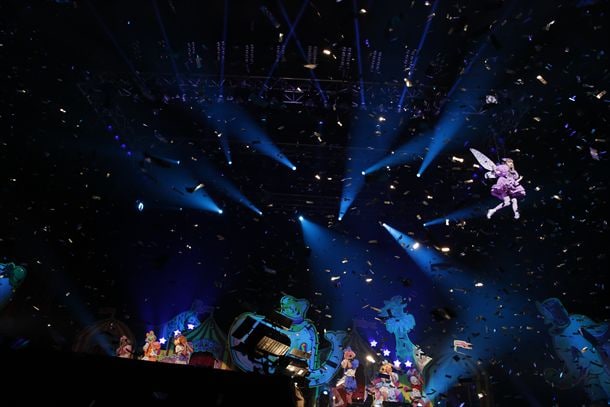 「RGB」の後半で、銀吹雪の中フライングパフォーマンスを展開するきゃりー。