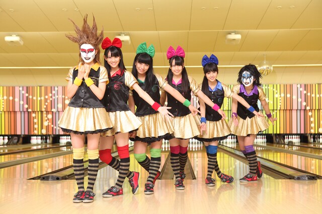 ナタリーPower Pushではチームしゃちほこの特集ページを公開中。10冠王企画の一環として行われたボウリング勝負の様子をレポートしている。