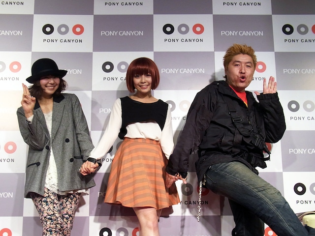 イベント「おしえて、パイセン！」終了間際の記念撮影。写真左からMegu（Negicco）、南波志帆、吉田豪。