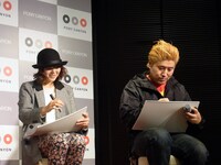 慎重に南波への「贈る言葉」を選ぶMegu（写真左）と吉田豪。