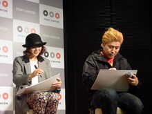 慎重に南波への「贈る言葉」を選ぶMegu（写真左）と吉田豪。