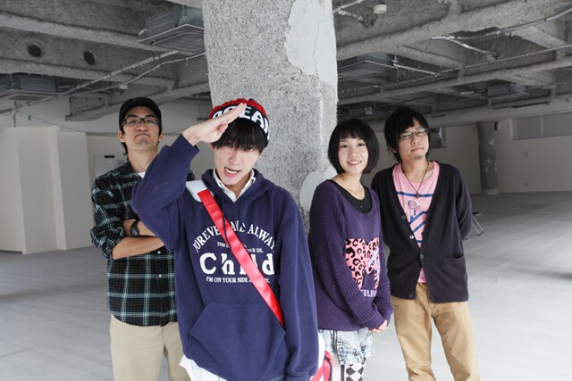 神聖かまってちゃん。写真左からmono（Key）、の子（Vo, G）、みさこ（Dr）、ちばぎん（B）。