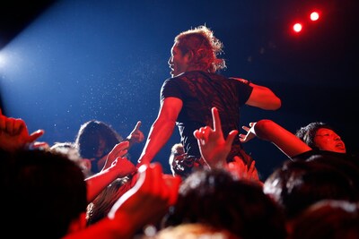 観客に支えられながら歌うTOSHI-LOW（Vo）。（撮影：Tsukasa Miyoshi）