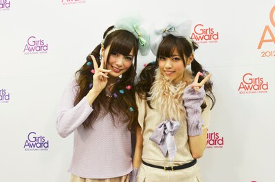 ファッションショーを終え、ナタリーの取材に応えた乃木坂46の白石麻衣、西野七瀬（写真左から）。