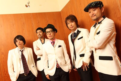 写真左から加藤隆志（G）、谷中敦（B.Sax）、ハナレグミ、茂木欣一（Dr）、沖祐市（Key）。