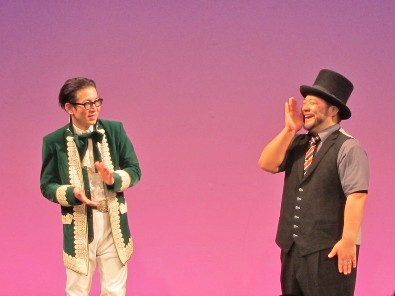 写真は「54世誕生記念 髭男爵単独舞踏会『百夏』」の様子。ゴキゲンな山田ルイ53世（右）。