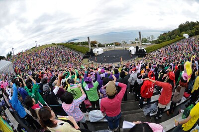 今週の人気の画像1位は「ももクロ香川で60分2本勝負『ももクノvol.4』大熱戦」より、およそ5000人のファンで埋め尽くされたさぬき市野外音楽広場テアトロン。