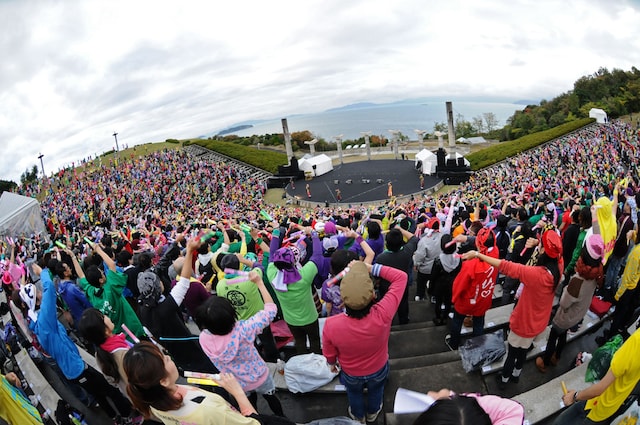 今週の人気の画像1位は「ももクロ香川で60分2本勝負『ももクノvol.4』大熱戦」より、およそ5000人のファンで埋め尽くされたさぬき市野外音楽広場テアトロン。