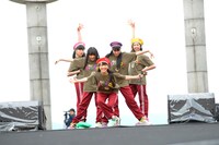 新曲「サラバ、愛しき悲しみたちよ」を披露するももいろクローバーZ。