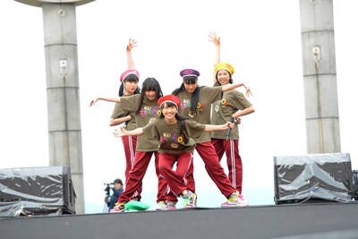 新曲「サラバ、愛しき悲しみたちよ」を披露するももいろクローバーZ。