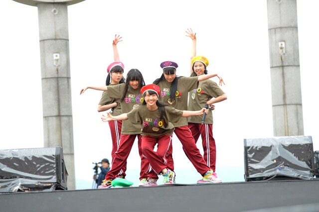 新曲「サラバ、愛しき悲しみたちよ」を披露するももいろクローバーZ。