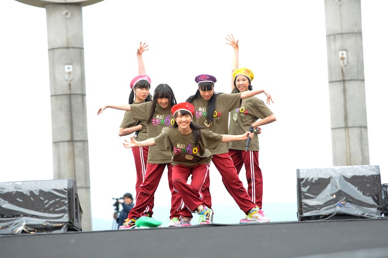 新曲「サラバ、愛しき悲しみたちよ」を披露するももいろクローバーZ。