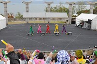 円形のステージをアグレッシブに動き回ったももクロの5人。