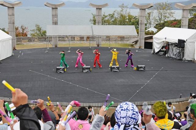 円形のステージをアグレッシブに動き回ったももクロの5人。