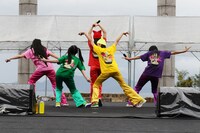 第1部では背中にうどんが描かれた「ももクノ vol.4」Tシャツで登場したももクロの5人。