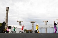 開放感のあるステージで「Chai Maxx」を踊るももいろクローバーZ。