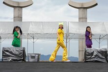 「だって あーりんなんだもーん☆」を歌う有安杏果、玉井詩織、高城れに（写真左から）。クジ引きの結果偶然「マス寿司三人前」のメンバーが集結。