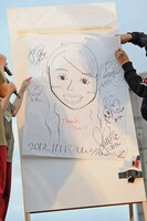 各回の終演後は手書きのセットリストを賭けたジャンケン大会。第2部では2名が選ばれ、カナダから来た18歳の女性にはメンバー全員でパーツ分けして描いた似顔絵が贈られた。