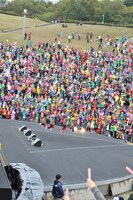観客は座席のみならず芝生席でも大盛り上がり。