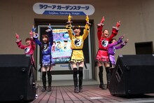 「イーアル！キョンシー feat. 好好！キョンシーガール」を披露する9nine。