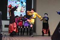 キョンシーと戦う川島海荷。