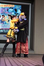 キョンシーと戦う川島海荷。