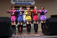 「イーアル！キョンシー feat. 好好！キョンシーガール」を披露する9nine。