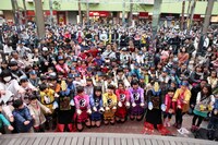 観客やキョンシーとともに記念撮影をする9nine。