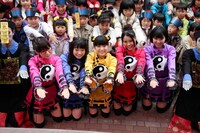 観客やキョンシーとともに記念撮影をする9nine。