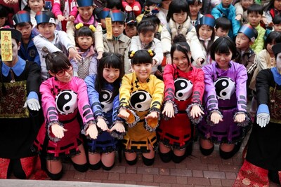 観客やキョンシーとともに記念撮影をする9nine。