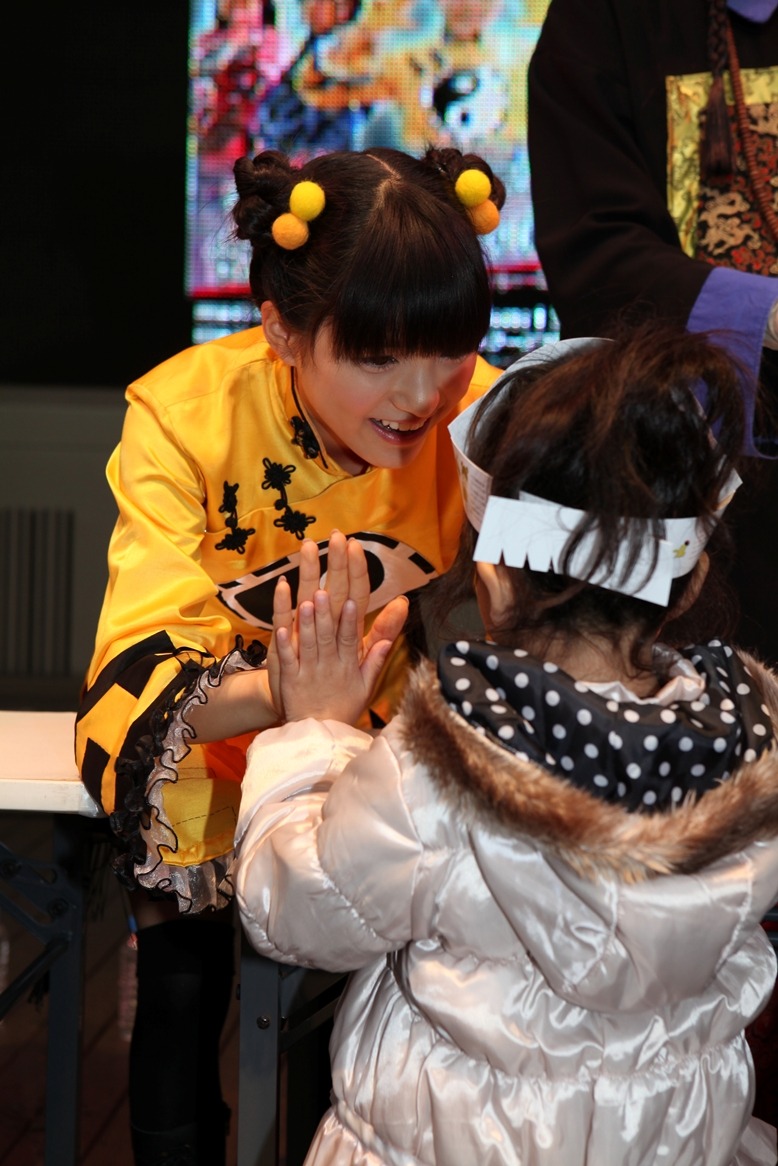 キョンシー式ハイタッチ会の様子。