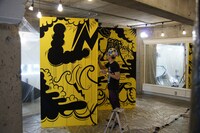 ファンタジスタ歌麿呂によるライブペインティングの様子。