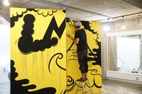 ファンタジスタ歌麿呂によるライブペインティングの様子。