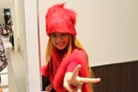 名古屋レッドカラーにアレンジしたメーテル風衣装でご機嫌のホノテル。