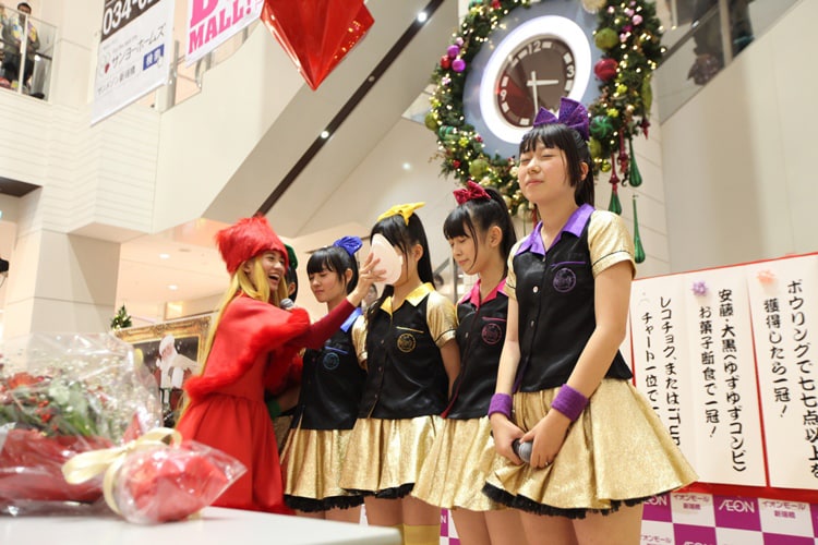 顔面ケーキの餌食に遭う伊藤千由李（写真中央）。