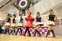 「いただきっニッポン！～おみそれしましたなごやめし～」を歌うチームしゃちほこ。