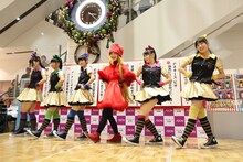 「いただきっニッポン！～おみそれしましたなごやめし～」を歌うチームしゃちほこ。