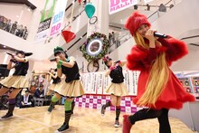 「お願い！unBORDE」を歌うチームしゃちほこ。