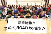 ファンと一緒に記念撮影。