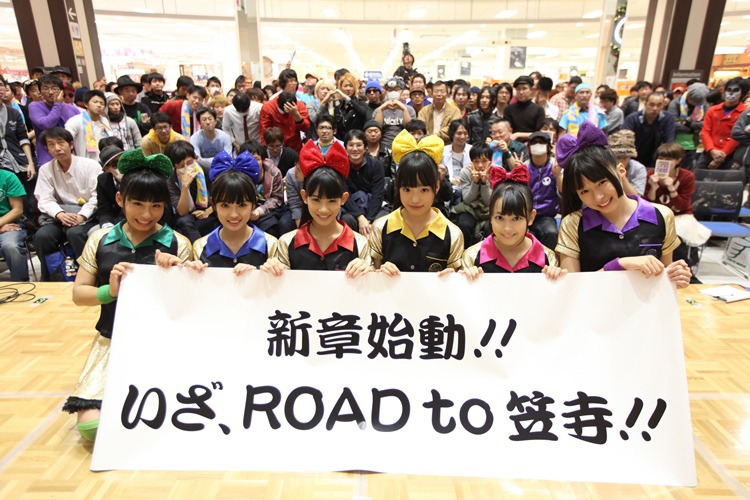 ファンと一緒に記念撮影。