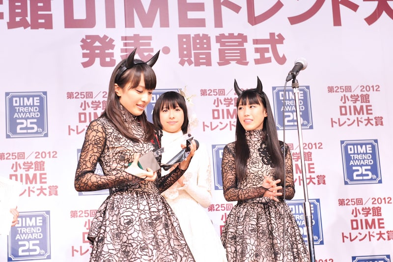 トロフィーを見つめる百田夏菜子。