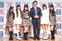 ももいろクローバーZと栗山英樹（中央）。