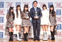 ももいろクローバーZと栗山英樹（中央）。