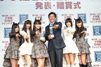 ももいろクローバーZと一緒にポーズを決める栗山英樹（中央）。