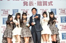 ももいろクローバーZと一緒にポーズを決める栗山英樹（中央）。